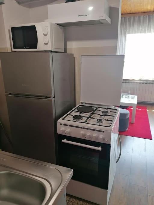 Cozy 1-Bdrm Apt In Dubec, Ideal For Work Or Study Sesvete Eksteriør bilde