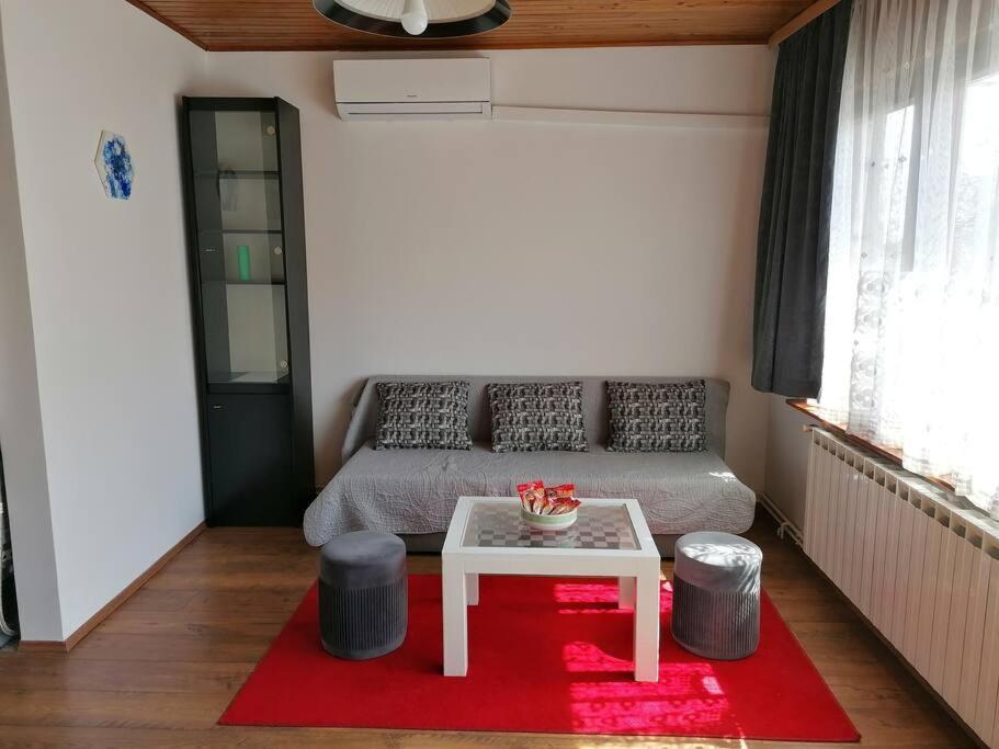 Cozy 1-Bdrm Apt In Dubec, Ideal For Work Or Study Sesvete Eksteriør bilde