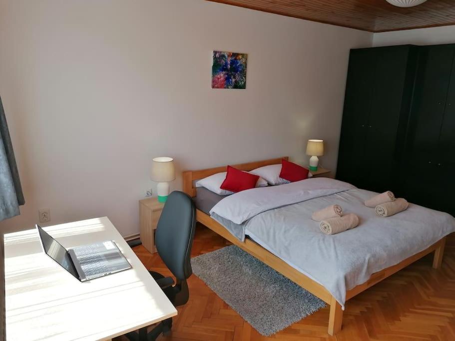 Cozy 1-Bdrm Apt In Dubec, Ideal For Work Or Study Sesvete Eksteriør bilde