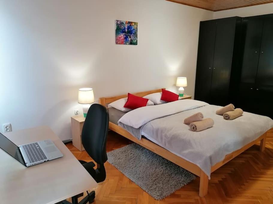 Cozy 1-Bdrm Apt In Dubec, Ideal For Work Or Study Sesvete Eksteriør bilde