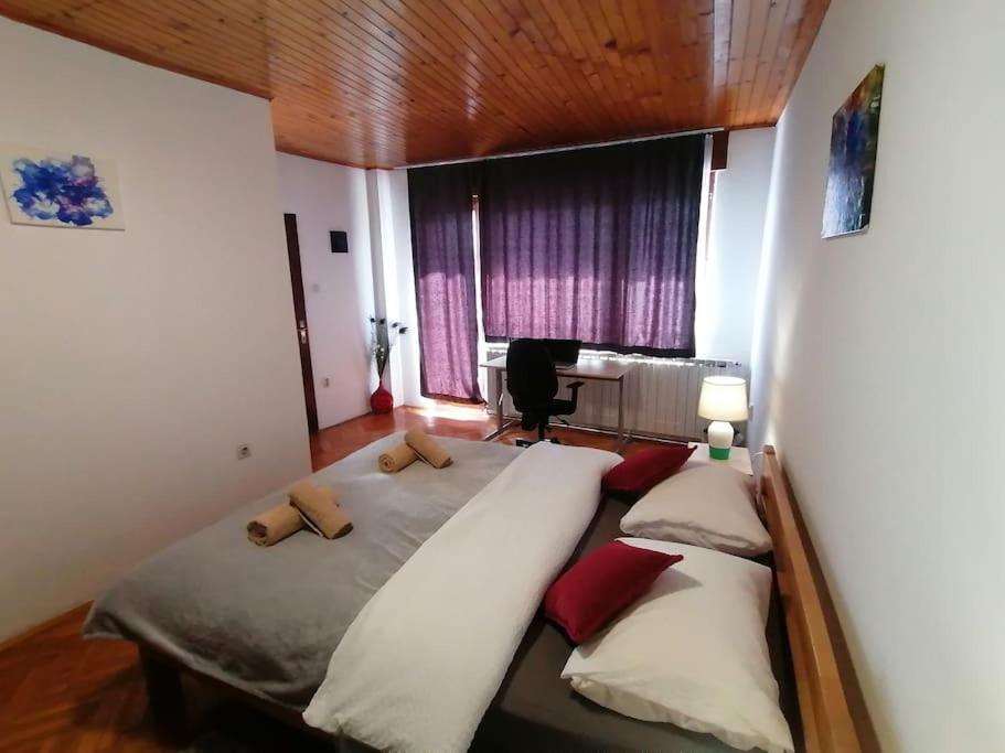 Cozy 1-Bdrm Apt In Dubec, Ideal For Work Or Study Sesvete Eksteriør bilde